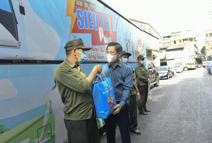 Liên đoàn Lao động thành phố Hà Nội trao quà tặng người lao động gặp khó khăn