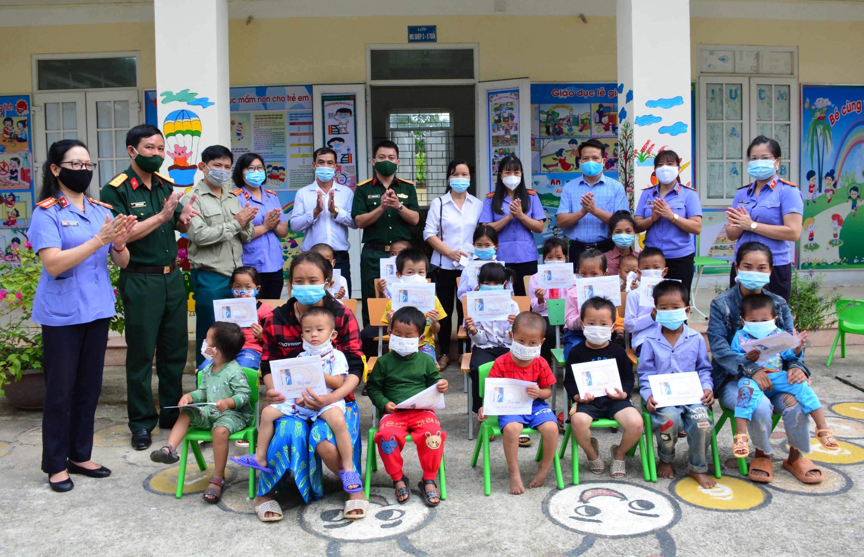 Trao 20 suất quà tặng học sinh nghèo ở TP Điện Biên Phủ