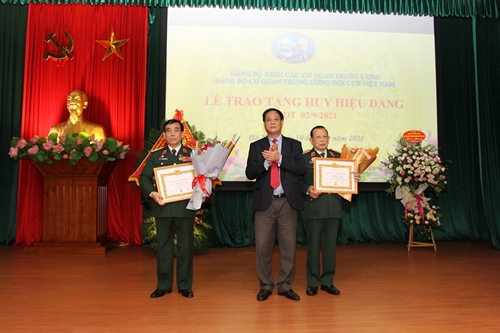 Đảng bộ Cơ quan Trung ương Hội Cựu chiến binh Việt Nam trao Huy hiệu Đảng đợt 2-9-2021