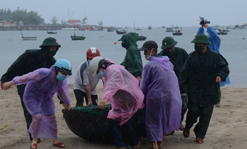 Lực lượng vũ trang thành phố Đà Nẵng chủ động giúp dân phòng, chống bão số 5