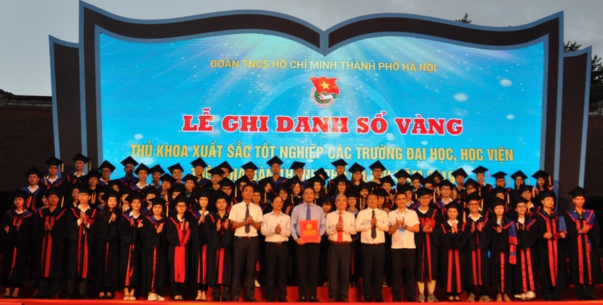 Lễ vinh danh thủ khoa xuất sắc tốt nghiệp các trường đại học, cao đẳng trên địa bàn TP Hà Nội năm 2019 diễn ra tại Văn Miếu - Quốc Tử Giám. Ảnh: CÔNG TIẾN