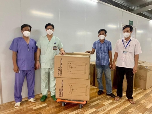 Bệnh viện Hữu nghị Việt Đức tiếp nhận và trao tặng 645 máy tạo oxy cho TP Hồ Chí Minh