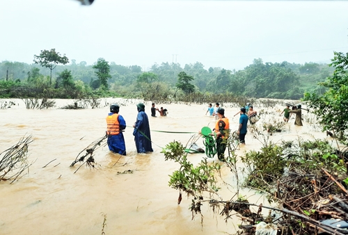 Thừa Thiên - Huế: Bộ đội Biên phòng cứu hộ 5 người dân bị nước lũ cô lập trong rừng
