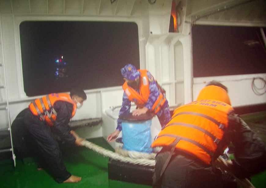 Cứu thành công tàu cá ĐNa0494 và 13 thuyền viên bị nạn trên biển Cứu thành công tàu cá ĐNa0494 và 13 thuyền viên bị nạn trên biển
