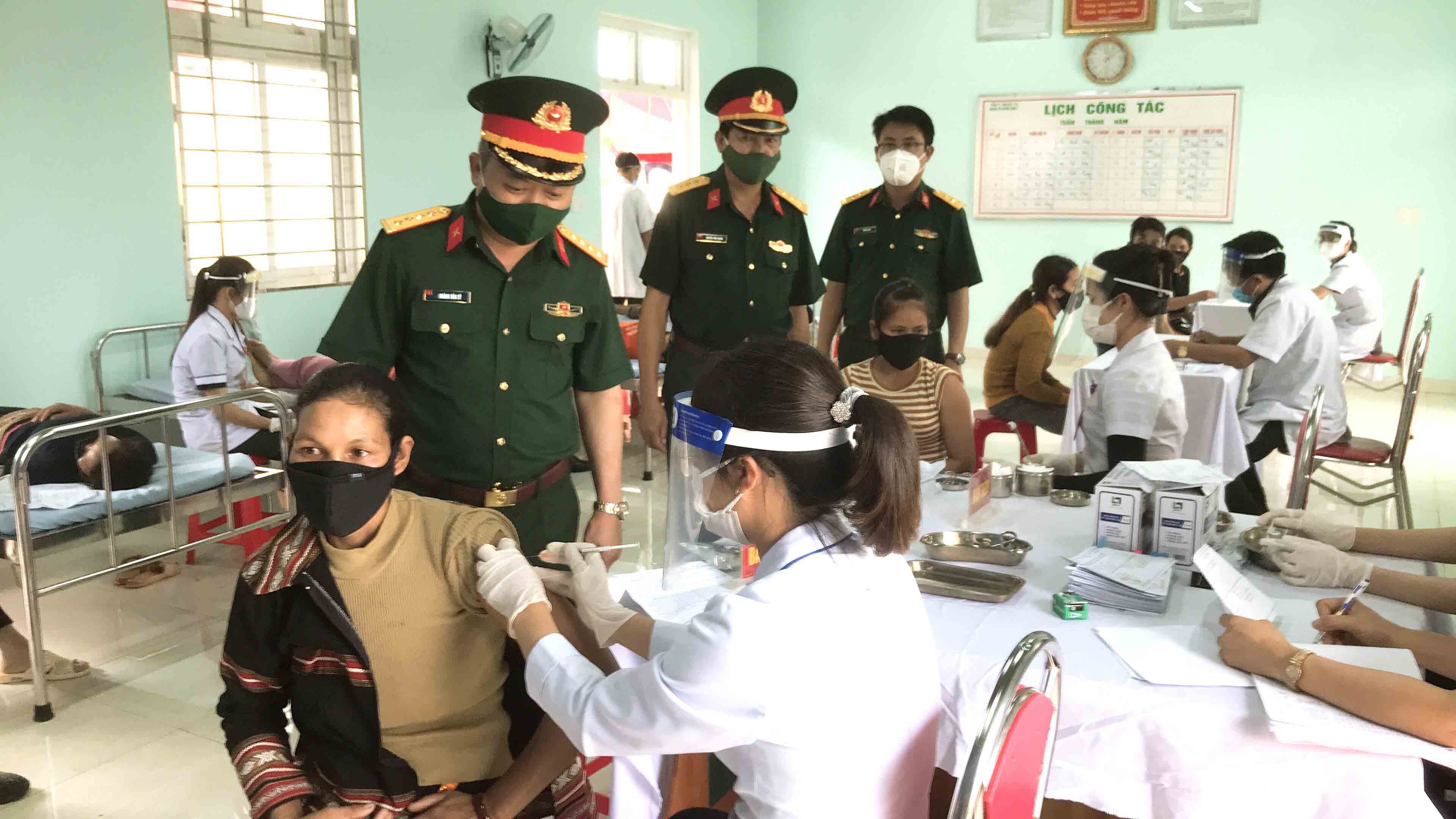 Tiêm vaccine ngừa Covid-19 cho cán bộ, công nhân, người lao động 