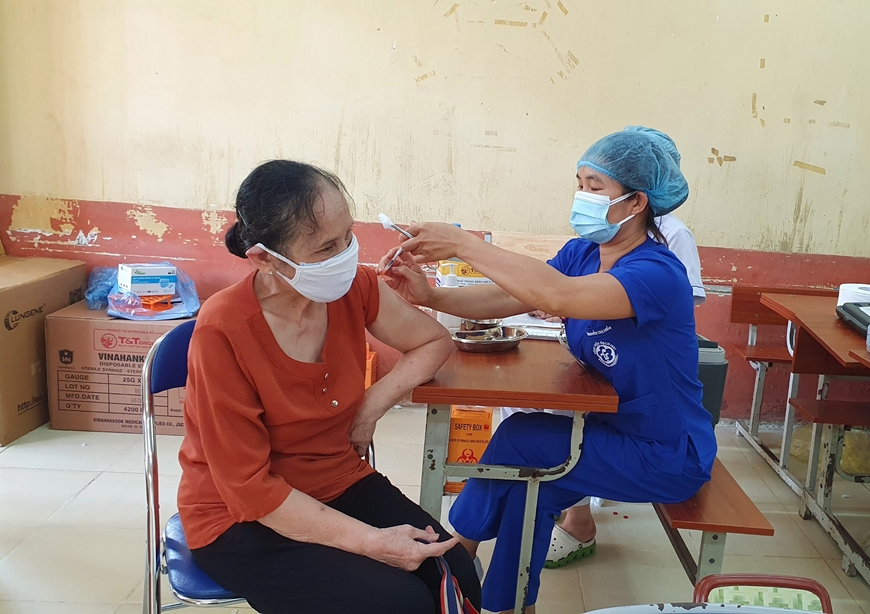 Gần 1.000 cán bộ, nhân viên Bệnh viện Bạch Mai hỗ trợ Hà Nội xét nghiệm và tiêm chủng