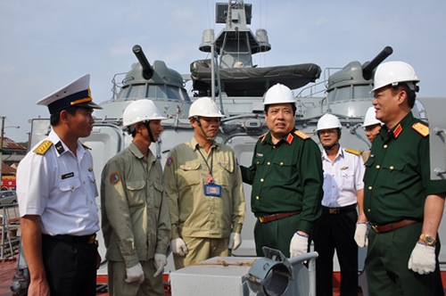 Đại tướng Phùng Quang Thanh luôn quan tâm xây dựng, phát triển ngành công nghiệp quốc phòng

​