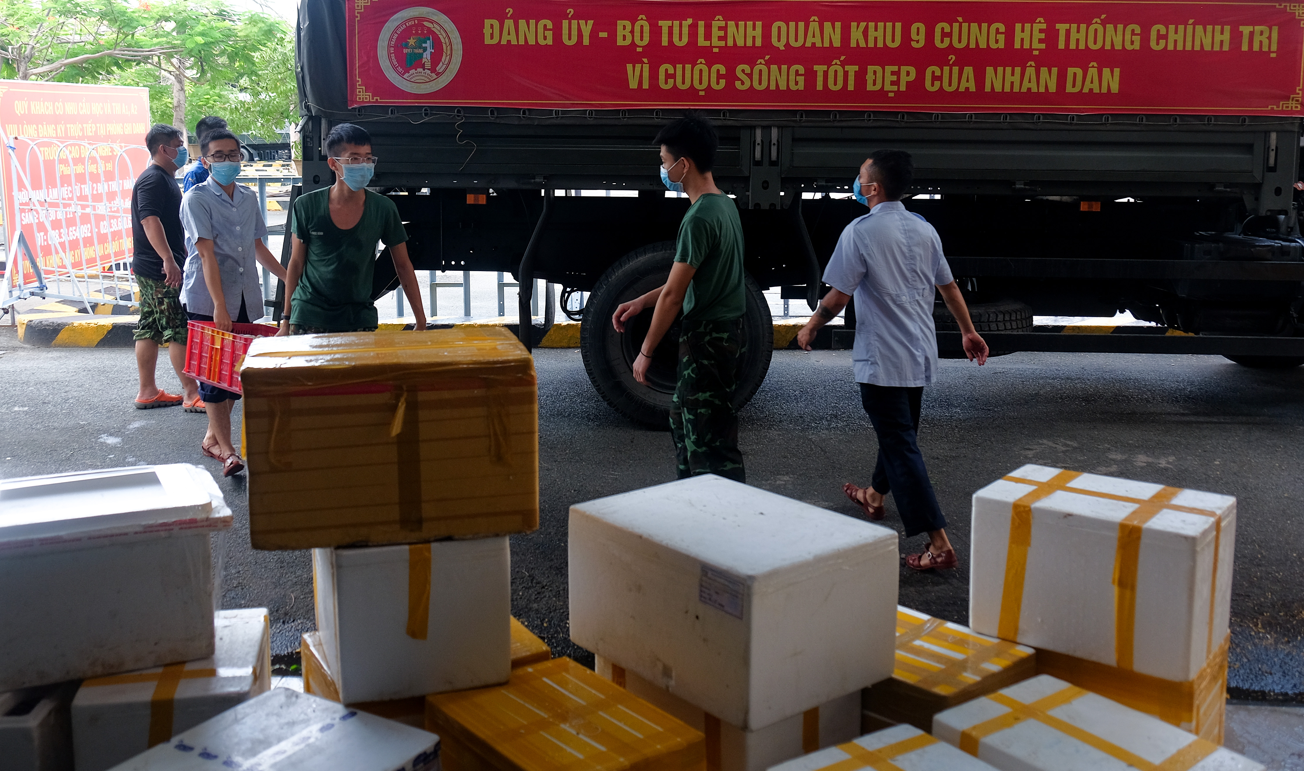 Bộ đội Quân khu 9 chung tay giúp đỡ, ủng hộ người dân