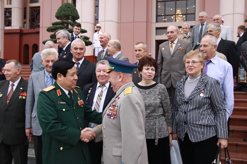 Đại tướng Phùng Quang Thanh với các cựu chiến binh Xô viết