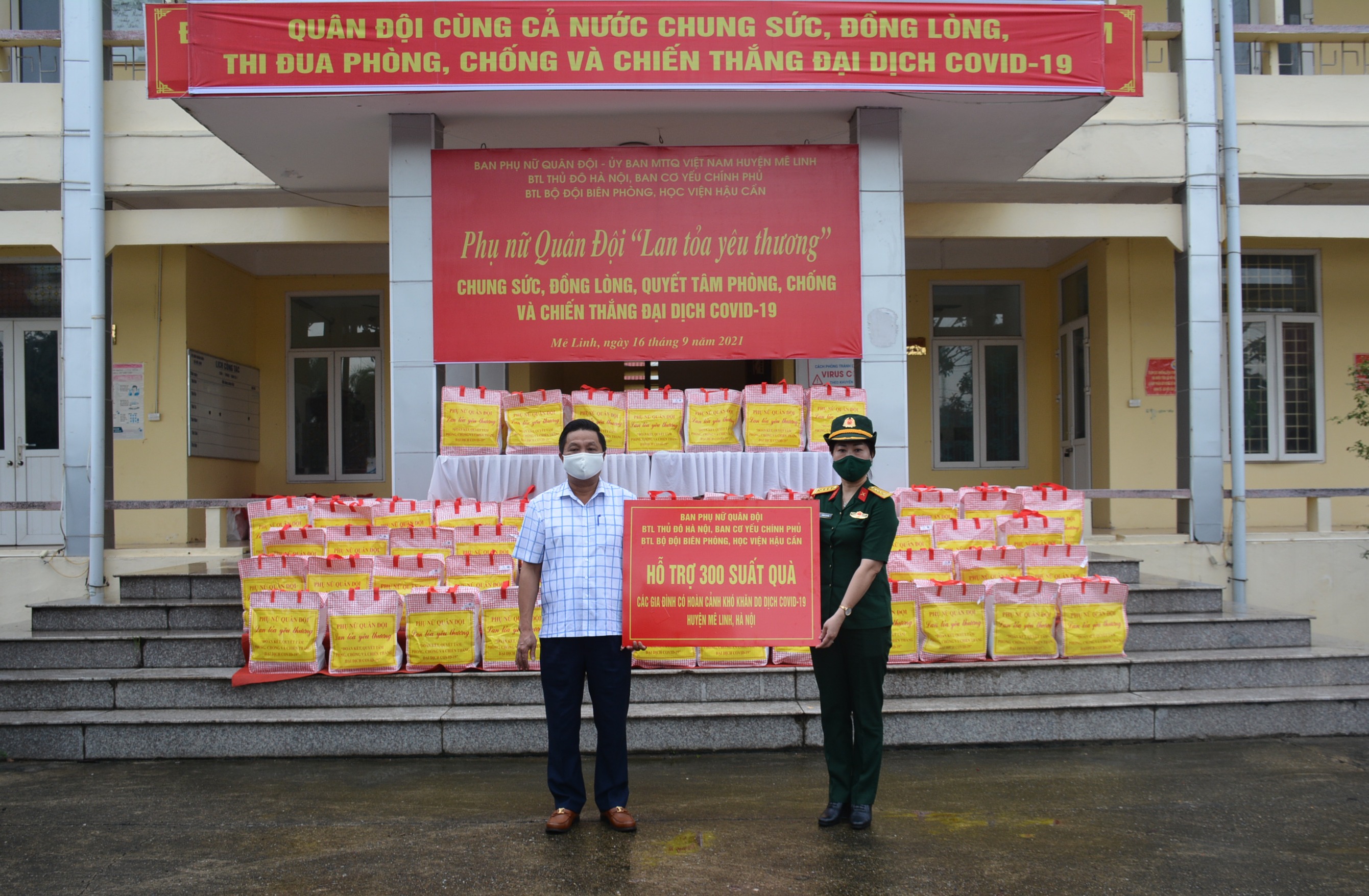 Phụ nữ Quân đội trao 1.050 suất quà tặng đối tượng bị ảnh hưởng bởi dịch Covid-19