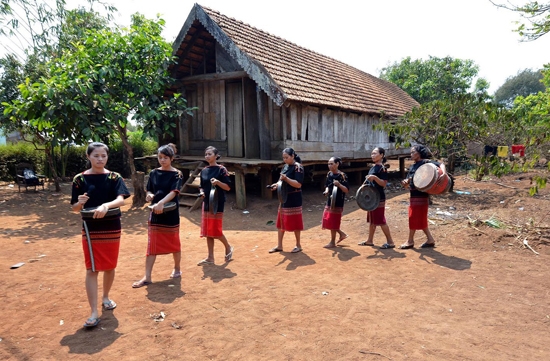 Bài 2: Để đồng bào “sáng cái đầu, ưng cái bụng”