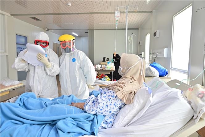 Điều trị cho bệnh nhân nhiễm Covid-19 tại bệnh viện ở Jakarta, Indonesia. Ảnh: AFP/TTXVN