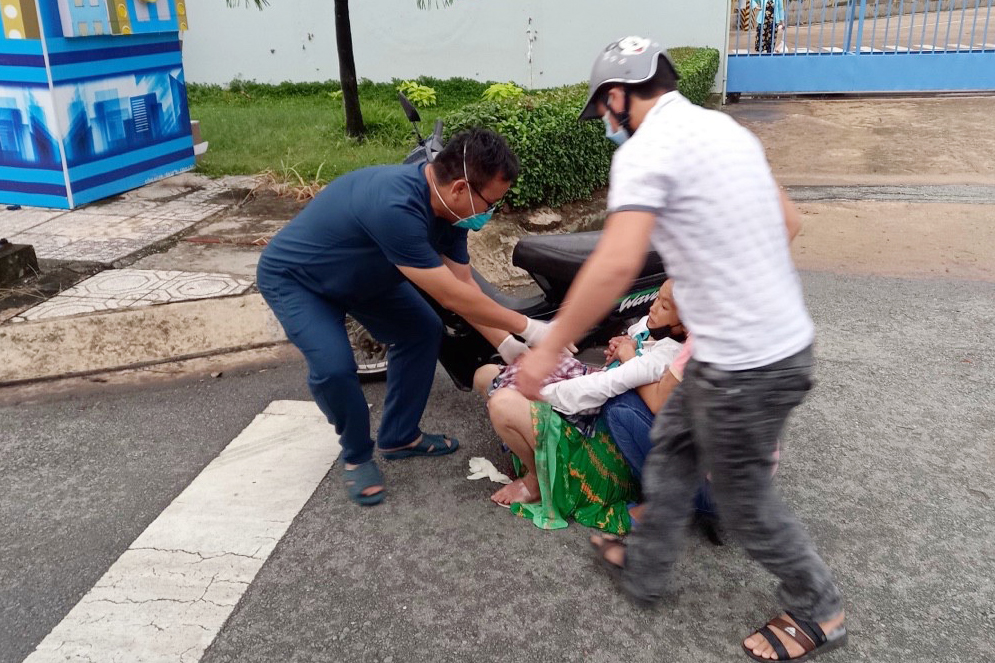 Bác sĩ giúp sản phụ sinh con ngay trên đường đến bệnh viện