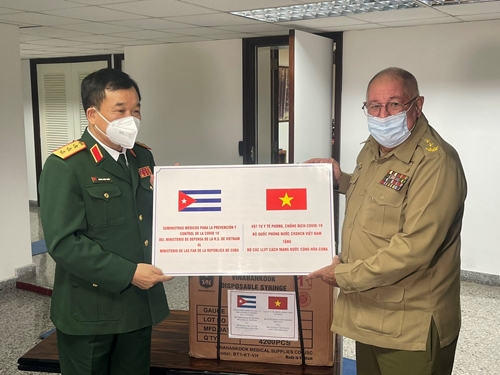 Bộ các Lực lượng vũ trang cách mạng Cuba tặng Bộ Quốc phòng Việt Nam 150 nghìn liều vaccine và thuốc phòng ngừa Covid-19