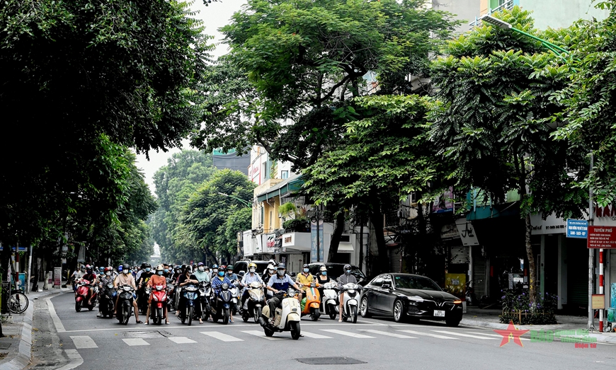 Thưởng thức vẻ đẹp của đường phố Hà Nội giãn cách xã hội, nơi đây vẫn còn mang đậm nét văn hóa ẩn dật và sự truyền thống đậm chất Việt Nam. Hãy tản bộ trên những con đường yên tĩnh, tránh xa những nơi đông người, và tìm thấy sự tĩnh lặng trong thành phố ồn ào này.