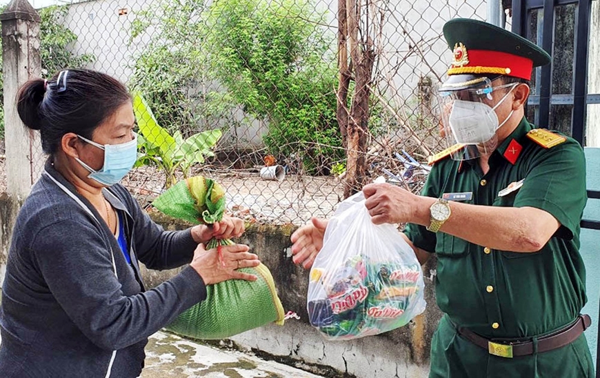 Đại diện Ban CHQS thị xã Phú Mỹ trao quà hỗ trợ người dân.