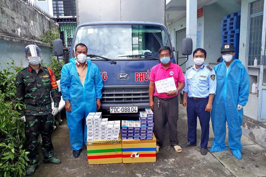 Tài xế cùng phương tiện và tang vật vi phạm bị thu giữ.