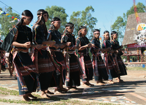 Tạo công ăn việc làm, nâng cao đời sống nhân dân