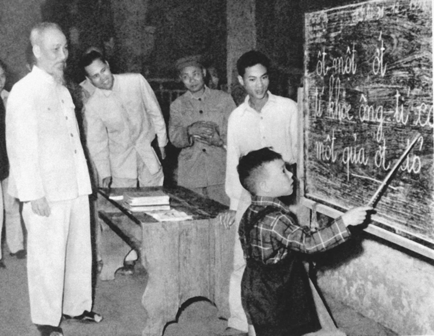 Ngày này năm xưa: 26-9-1945: Bác Hồ khẳng định “không chịu tự phê bình, tự chỉ trích thì không bao giờ tấn tới được”