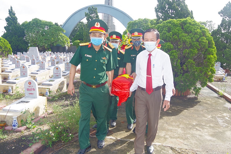 Huyện Gio Linh, tỉnh Quảng Trị tổ chức lễ truy điệu và an táng 2 hài cốt liệt sĩ