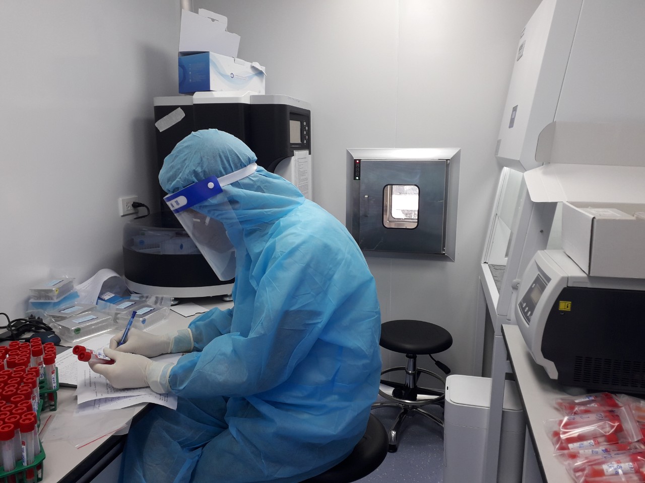 Đoàn công tác Cục Quân y và Học viện Quân y hỗ trợ tỉnh Hà Nam xét nghiệm sàng lọc Covid-19 diện rộng