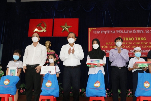 TP Hồ Chí Minh: Trao máy tính bảng tặng học sinh dân tộc có hoàn cảnh khó khăn

