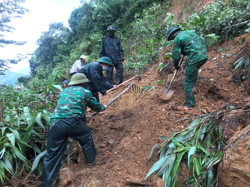 Cán bộ, chiến sĩ biên phòng giúp dân khắc phục hậu quả mưa, lũ