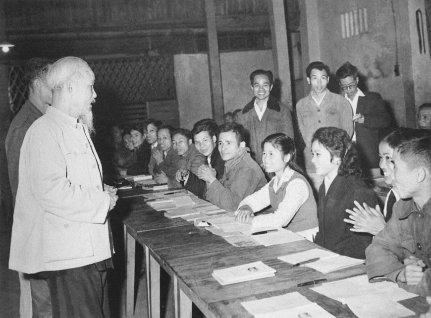 Ngày này năm xưa: 30-9-1964: Bác căn dặn thanh niên phải biết kết hợp giữa học tập và rèn luyện