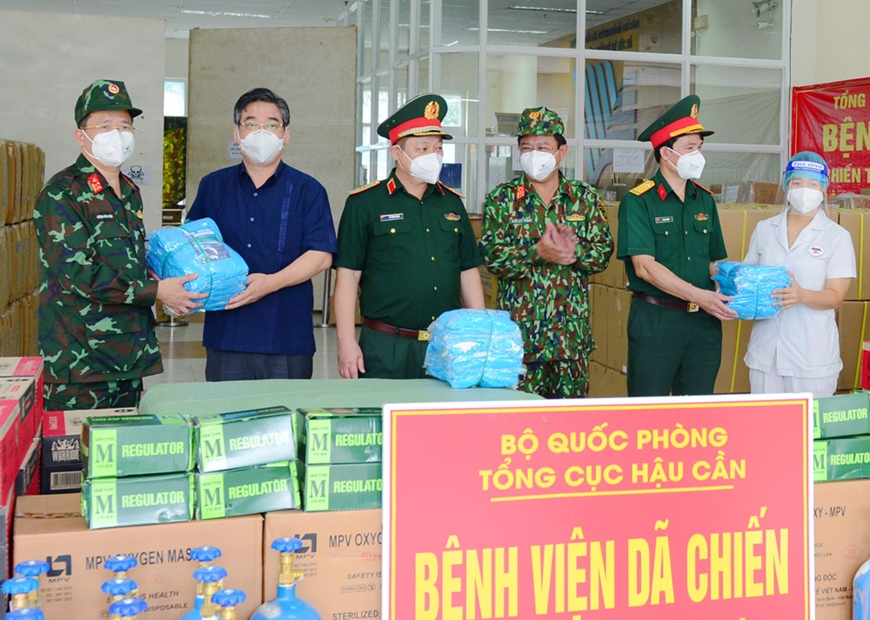 Ban Dân vận Trung ương trao vật tư y tế hỗ trợ Bệnh viện Dã chiến truyền nhiễm số 5D