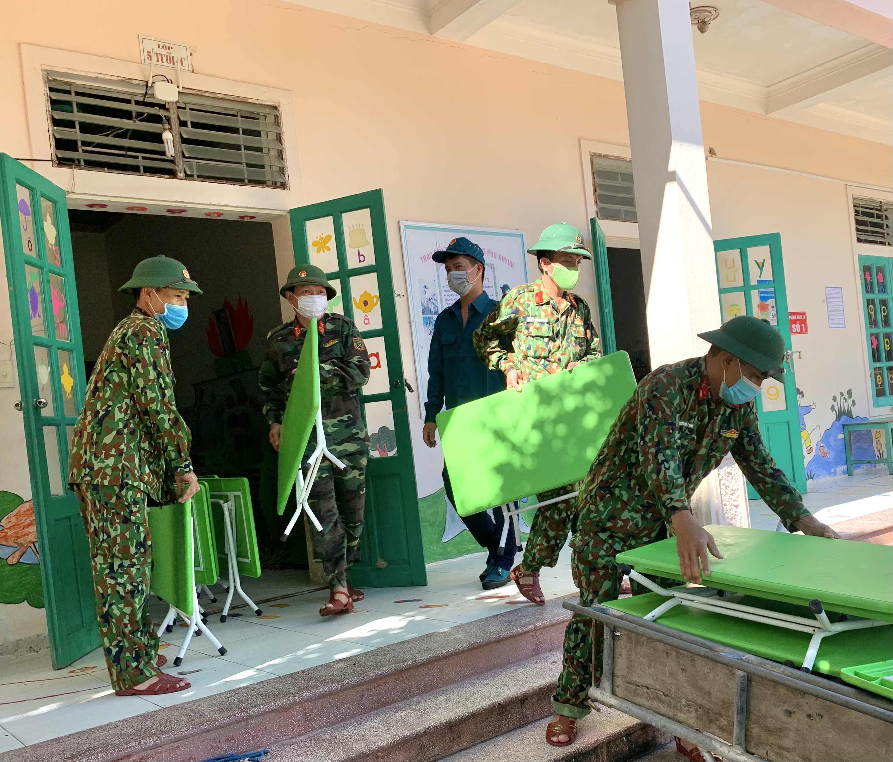 Bộ đội giúp thầy trò ở huyện Quỳnh Lưu dọn trường lớp sau mưa lũ