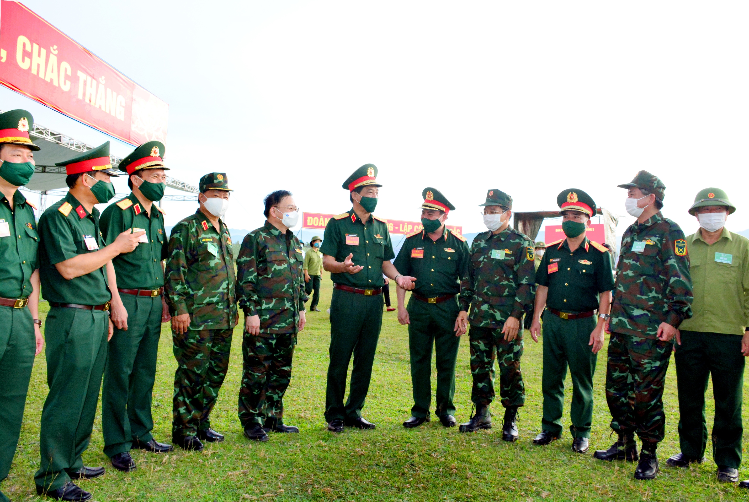 Các yếu tố, mối quan hệ, động lực và qui luật nào chi phối bộ máy tổ chức trong cơ chế vận hành? 
