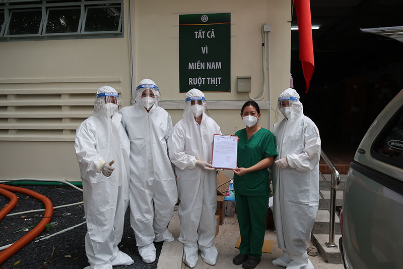 Trao trang thiết bị y tế tặng hai bệnh viện dã chiến 