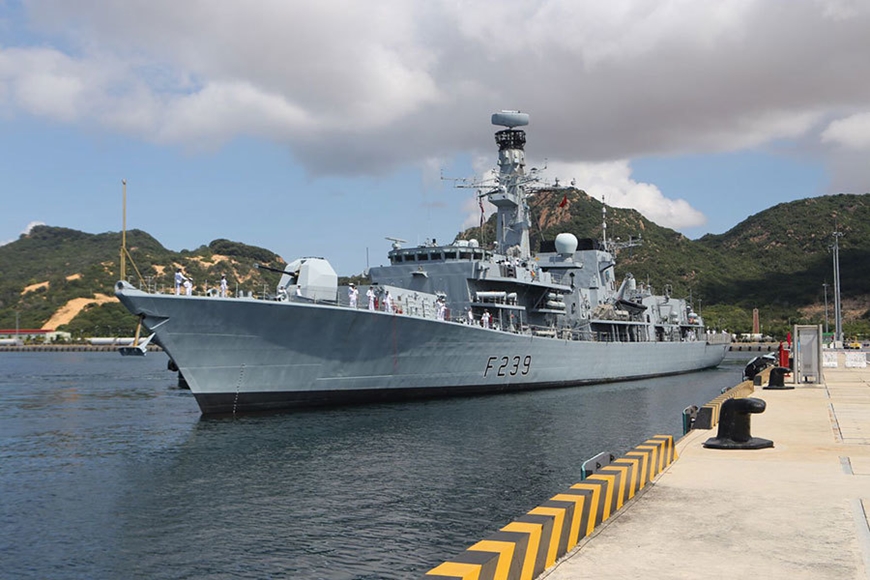 Chiến hạm HMS Richmond cập cảng Quốc tế Cam Ranh