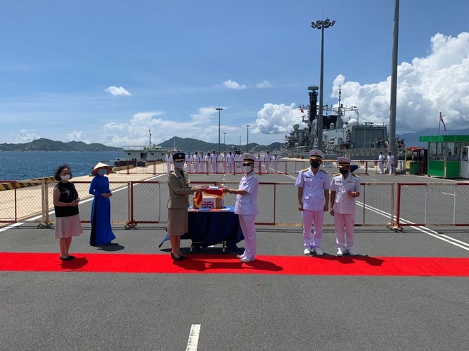 Chiến hạm HMS Richmond cập cảng Quốc tế Cam Ranh