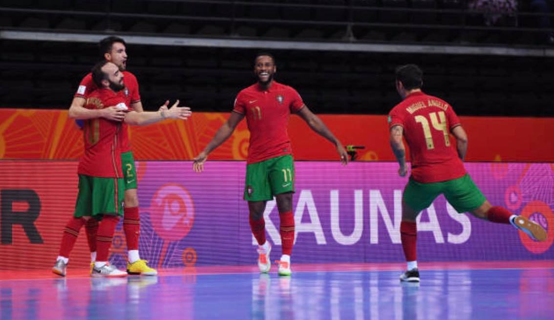  Bồ Đào Nha vào chung kết Futsal World Cup 2021 sau loạt đá luân lưu cân não