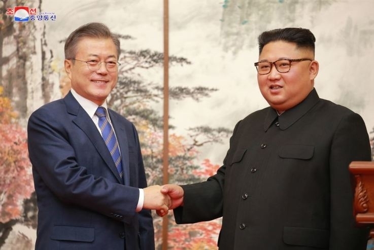 Tổng thống Hàn Quốc Moon Jae-in và nhà lãnh đạo Triều Tiên Kim Jong Un tại Hội nghị thượng đỉnh liên Triều lần thứ ba, tháng 9-2018. Ảnh: Yonhap  