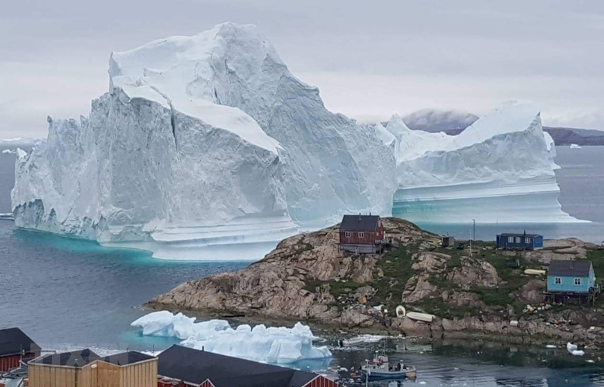 Hàng tỷ tấn nước tan ra từ các khối băng khổng lồ ở Greenland và Nam Cực có thể dẫn tới nhiều hình thái thời tiết cực đoan hơn, gây xáo trộn khí hậu Trái Đất trong nhiều thập kỷ tới. Nguồn: AFP/TTXVN