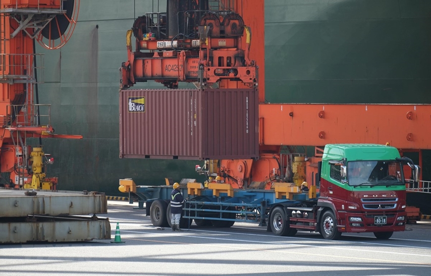 Bốc dỡ container hàng hóa tại cảng ở Tokyo, Nhật Bản. Ảnh: AFP/TTXVN