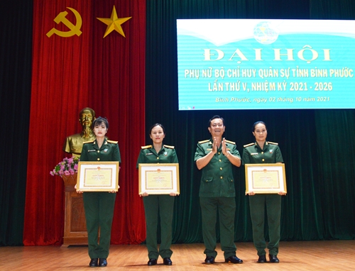 Phụ nữ Bộ CHQS tỉnh Bình Phước giúp rà soát, xác minh thông tin gần 24.000 liệt sĩ