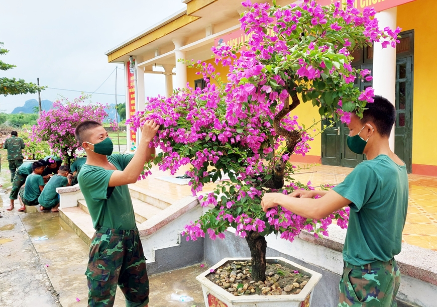 Đoàn viên, thanh niên Trung đoàn 335 chăm sóc cây kiểng trong khuôn viên đơn vị.