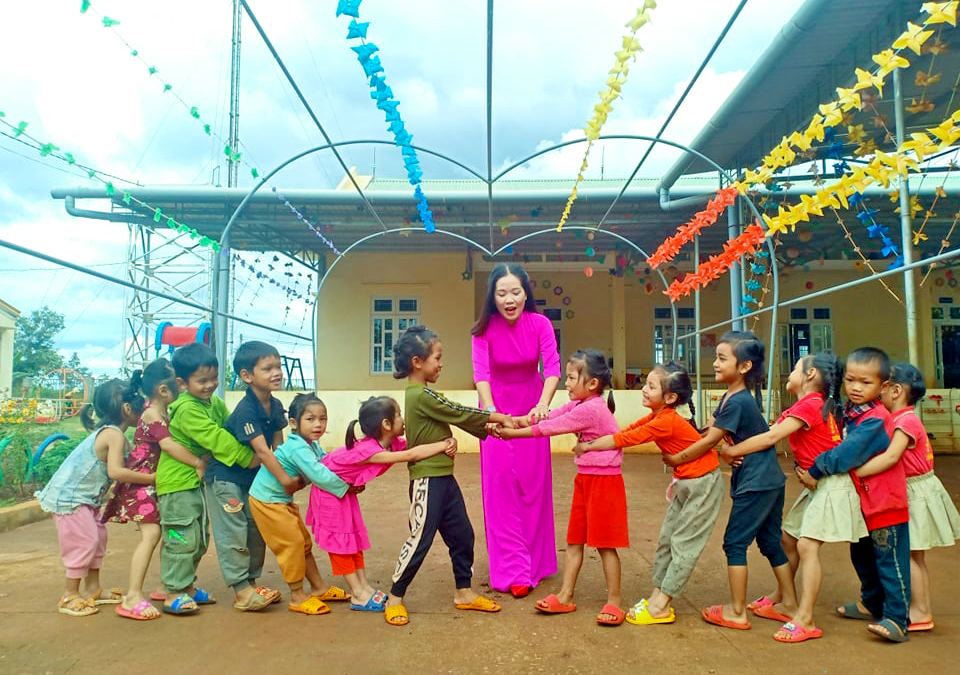 Hết lòng vì con trẻ vùng biên