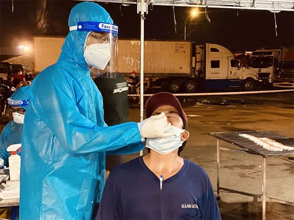 Bản tin Covid-19 trưa 4-10: 2 ca mắc mới liên quan Bệnh viện Việt Đức; việc di chuyển giữa các vùng có nguy cơ cao như thế nào?