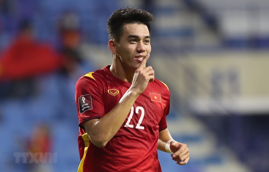 Nguyễn Tiến Linh là cầu thủ trẻ triển vọng của bóng đá Việt Nam. Anh ta có sức mạnh và tốc độ ghi bàn nhanh chóng. Mọi người hãy xem hình ảnh của anh ta trên sân cỏ và cổ vũ cho tương lai sáng của đội tuyển quốc gia.