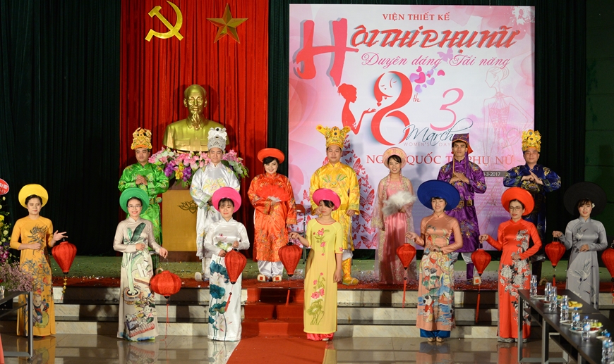 Cán bộ, hội viên phụ nữ Viện Thiết kế Bộ Quốc phòng trình diễn áo dài tại Hội thi phụ nữ duyên dáng, tài năng, năm 2017. Ảnh: HOA VÂN