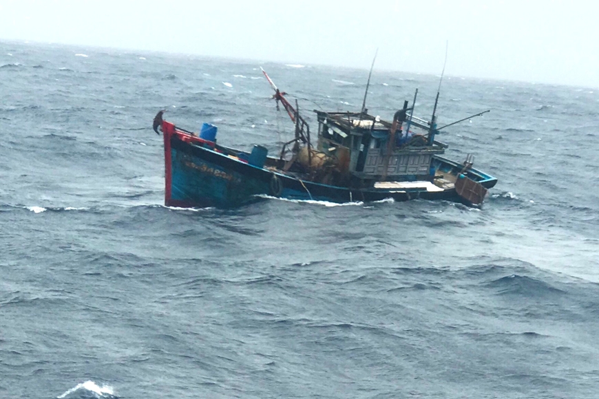 Kịp thời cứu 3 thuyền viên gặp nạn trên biển