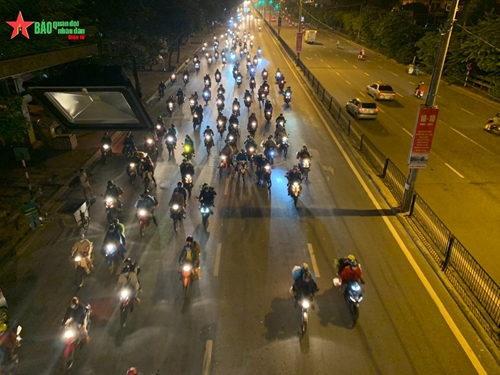 Cảnh sát giao thông Hà Nội hỗ trợ người dân từ vùng dịch về quê đi qua địa bàn Thủ đô