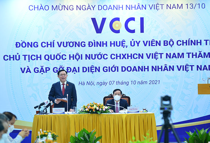 Chủ tịch Quốc hội mong doanh nghiệp “chớ thấy sóng cả mà ngã tay chèo”