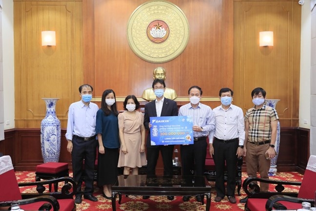 Phó chủ tịch, Tổng Thư ký UBTƯ MTTQ Việt Nam Lê Tiến Châu tiếp nhận ủng hộ ủng hộ công tác phòng, chống Covid-19. Ảnh: mattran.org.vn