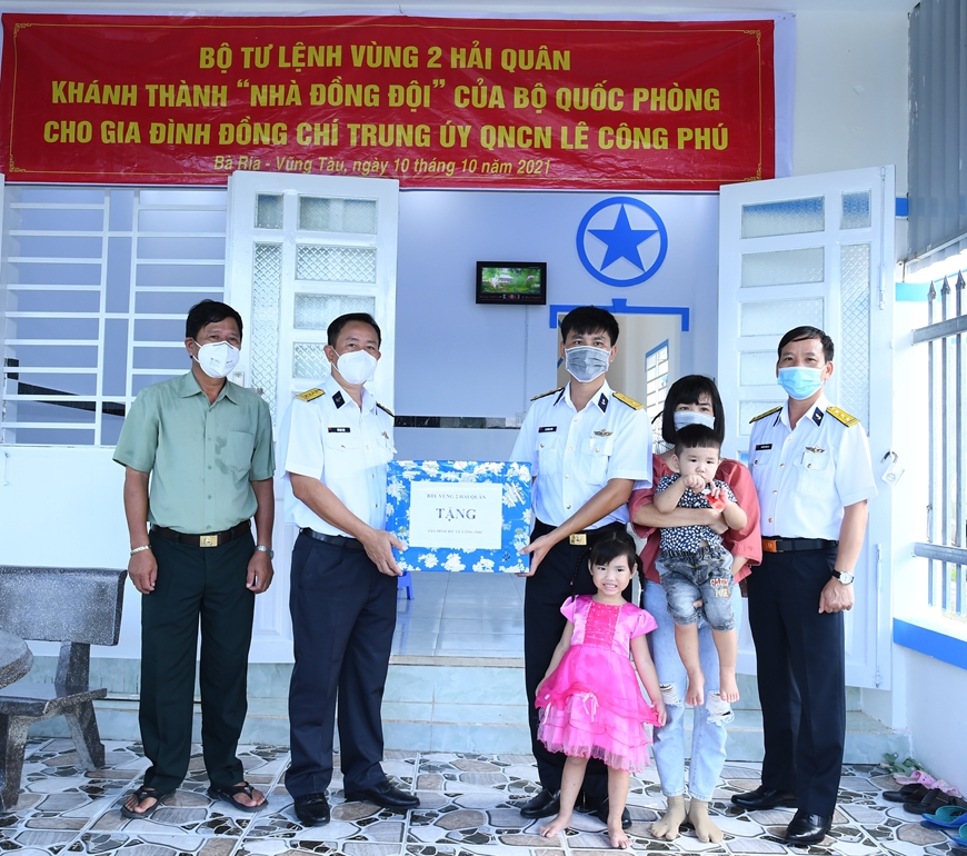 Vùng 2 Hải quân bàn giao 2 "Nhà Đồng đội"
