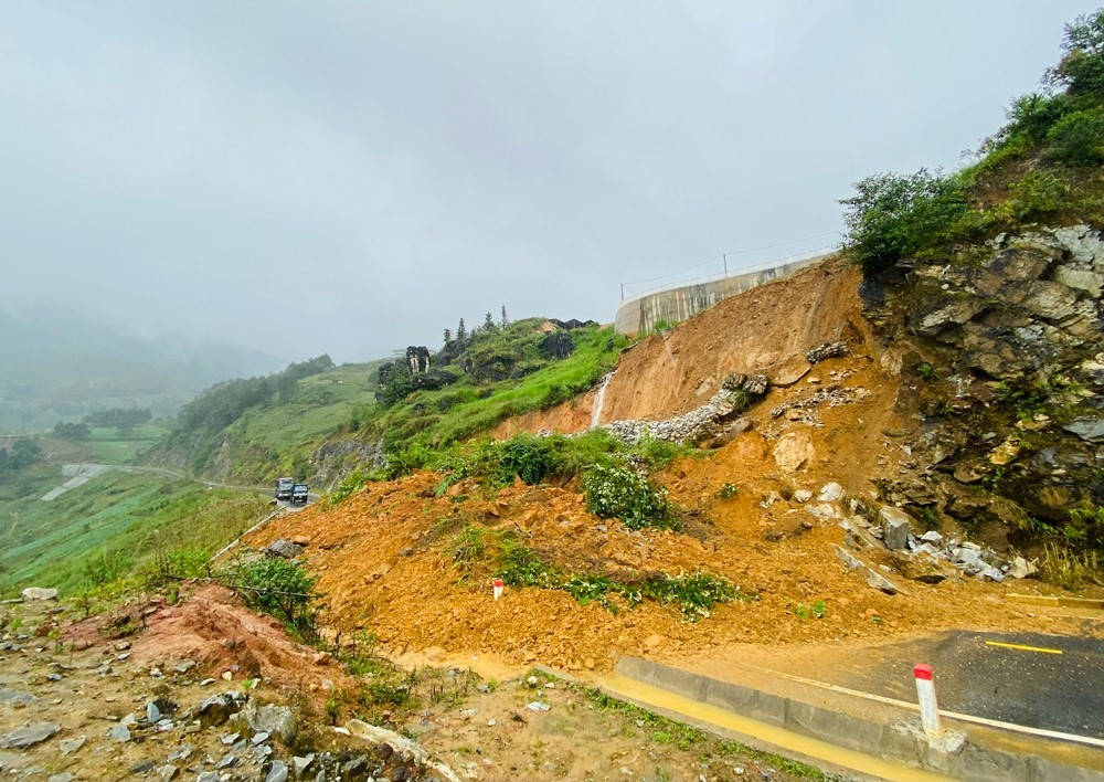Mưa lớn gây sạt lở chia cắt nhiều tuyến đường và thiệt hại về tài sản ở thị xã Sa Pa